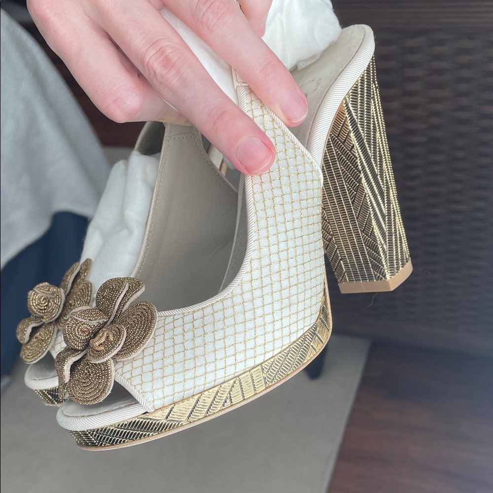 CHANEL Camellia Heels Sandals Slingback size 35 / 5 B gold white flower - Picture 5 of 17